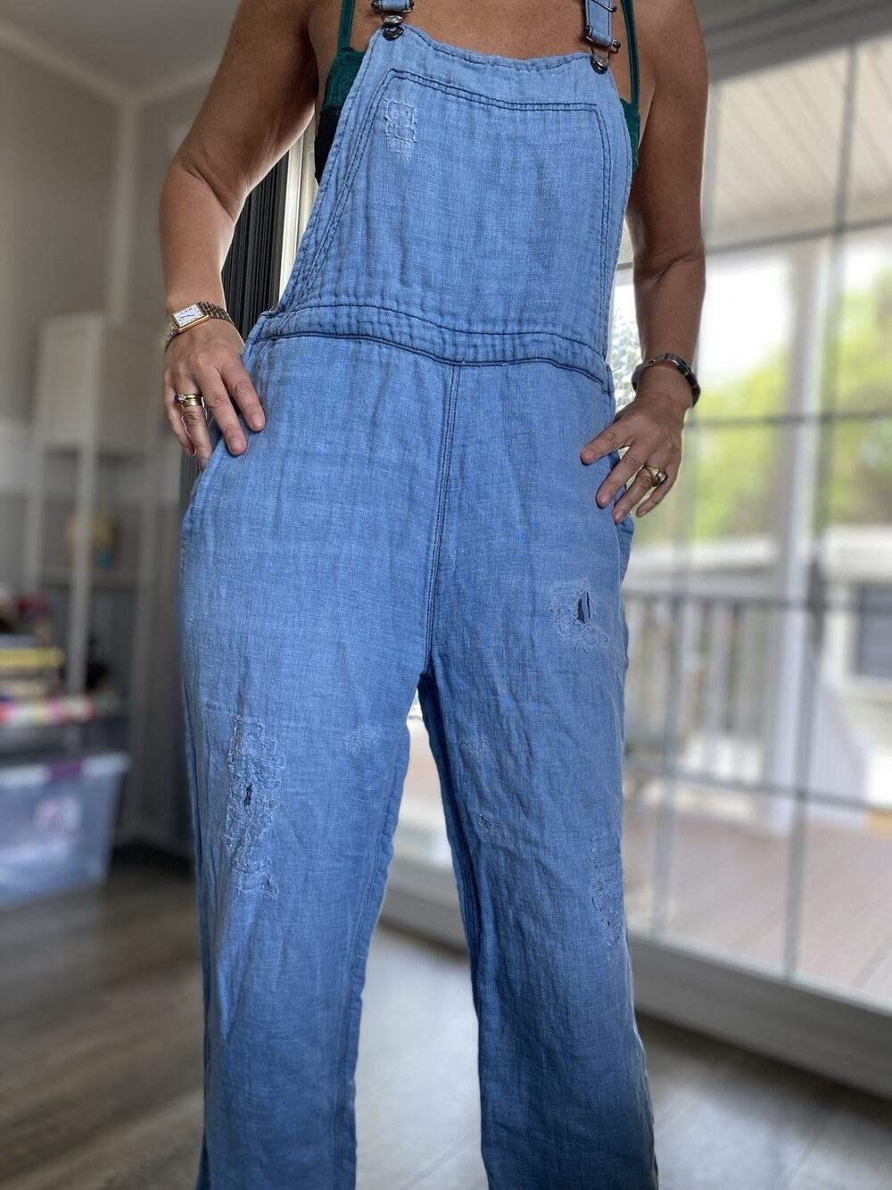 FREE PEOPLE Women’s blue linen Bib Blend boyfriend patch Distressed overalls M